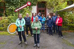 Wandergruppe_am_alten_Bahnhof